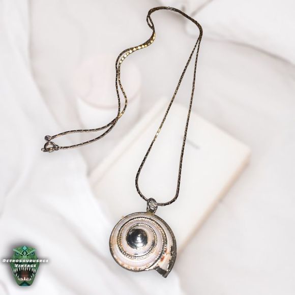 VINTAGE Power Nautilus Seashell & Gold Tone Metal Chain Pendant Mermaid Necklace - Picture 9 of 10